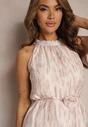 Rochie de seară roz deschis evazată cu decolteu halter și broșă în formă de floare Previiana