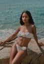 Białe 3-Częściowe Bikini Stanik i Majtki z Aplikacjami Kwiatów Pareo z Siateczki Irisel