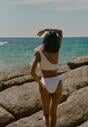 Białe Bikini 2-Częściowe Stanik z Aplikacją Kwiatu na Jedno Ramię Majtki Typu Figi Valmelba