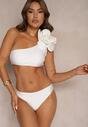 Białe Bikini 2-Częściowe Stanik z Aplikacją Kwiatu na Jedno Ramię Majtki Typu Figi Valmelba