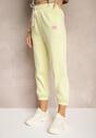 Jasnożółte Spodnie High Waist Dresowe Bawełniane ze Sznurkiem w Pasie i Małą Naszywką Lerianns