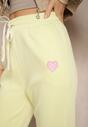 Jasnożółte Spodnie High Waist Dresowe Bawełniane ze Sznurkiem w Pasie i Małą Naszywką Lerianns