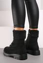 Czarne Botki Typu Workery na Płaskiej Podeszwie z Barankowym Futerkiem przy Cholewce Nevathira