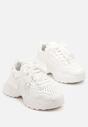 Białe Sneakersy w Streetwearowym Stylu na Tłoczonej Podeszwie Nelasea