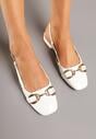 Białe Sandały Lakierowane Slingback Ozdobione Metalową Aplikacją Sonoriana
