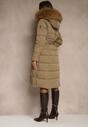 Ciemnobeżowa Pikowana Kurtka o Długim Kroju z Paskiem i Kapturem z Futrem Aveslia