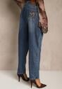 Niebieskie Jeansy Mom Fit High Waist Zdobione Aplikacją z Serduszkiem Nalendia