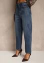 Niebieskie Jeansy Mom Fit High Waist Zdobione Aplikacją z Serduszkiem Nalendia