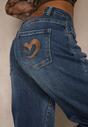 Niebieskie Jeansy Mom Fit High Waist Zdobione Aplikacją z Serduszkiem Nalendia