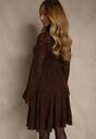 Brązowa Sukienka ze Stójką z Koronki Zdobiona Wiązaniem w Talii i Falbanami Elarassa