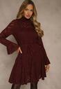 Bordowa Sukienka ze Stójką z Koronki Zdobiona Wiązaniem w Talii i Falbanami Elarassa