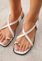 Białe Sandały Typu Japonki Ozdobione Metaliczną Aplikacją Grynyra