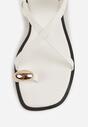 Białe Sandały Typu Japonki Ozdobione Metaliczną Aplikacją Grynyra