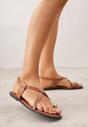 Brązowe Sandały Typu Japonki Ozdobione Metaliczną Aplikacją Grynyra