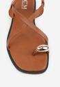 Brązowe Sandały Typu Japonki Ozdobione Metaliczną Aplikacją Grynyra