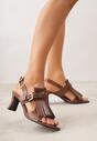 Brązowe Sandały na Słupku z Frędzlami z Przodu Cahriana