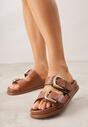 Brązowe Klapki z Metalicznymi Klamrami Aetheta