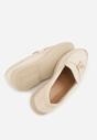 Beżowe Mokasyny z Imitacji Zamszu Zdobione Zawieszką i Przeszyciem Aezoris