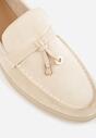 Beżowe Mokasyny z Imitacji Zamszu Zdobione Zawieszką i Przeszyciem Aezoris