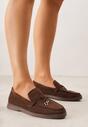 Brązowe Mokasyny z Imitacji Zamszu Zdobione Zawieszką i Przeszyciem Aezoris
