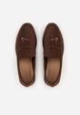 Brązowe Mokasyny z Imitacji Zamszu Zdobione Zawieszką i Przeszyciem Aezoris