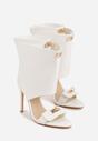 Białe Sandały Typu Botki z Metalicznymi Klamrami Zaehlyss