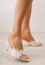 Białe Klapki na Metalicznej Szpilce z Koronką Theiseusa