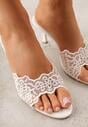 Białe Klapki na Metalicznej Szpilce z Koronką Theiseusa