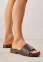 Ciemnobrązowe Klapki Ozdobione po Bokach Nitami Neameronei