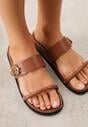 Brązowe Klapki Ozdobione Paskami i Metaliczną Klamrą Ophiusi