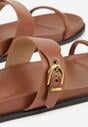 Brązowe Klapki Ozdobione Paskami i Metaliczną Klamrą Ophiusi
