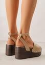 Ciemnobeżowe Sandały na Platformie i Koturnie z Nitami po Bokach Zaehesh