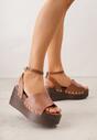 Brązowe Sandały na Platformie i Koturnie z Nitami po Bokach Zaehesh