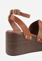 Brązowe Sandały na Platformie i Koturnie z Nitami po Bokach Zaehesh