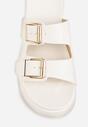 Białe Klapki na Platformie Ozdobione Metalicznymi Klamrami Galisiphe