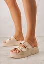 Beżowe Klapki na Platformie Ozdobione Metalicznymi Klamrami Galisiphe