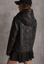 Czarna Pikowana Kurtka z Nieodpinanym Kapturem z Ozdobną Naszywką Chloreris