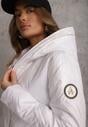 Biała Pikowana Kurtka z Nieodpinanym Kapturem z Ozdobną Naszywką Chloreris