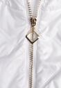 Biała Pikowana Kurtka z Nieodpinanym Kapturem z Ozdobną Naszywką Chloreris