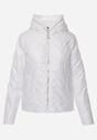Biała Pikowana Kurtka z Nieodpinanym Kapturem z Ozdobną Naszywką Chloreris