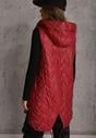 Czerwona Długa Pikowana Kamizelka z Kapturem i Ozdobną Naszywką Mentape
