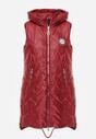 Czerwona Długa Pikowana Kamizelka z Kapturem i Ozdobną Naszywką Mentape