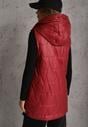 Czerwona Długa Kamizelka Pikowana z Nieodpinanym Kapturem Ozdobiona Naszywką Kasseda