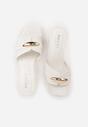 Białe Klapki na Słupku w Eleganckim Stylu Zdobione Podłużną Aplikacją Achythia