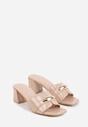 Beżowe Klapki na Słupku w Eleganckim Stylu Zdobione Podłużną Aplikacją Achythia