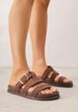 Brązowe Klapki Ozdobione Geometrycznymi Paskami i Metaliczną Klamrą Hossei