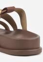 Brązowe Klapki Ozdobione Geometrycznymi Paskami i Metaliczną Klamrą Hossei