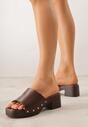 Brązowe Klapki na Platformie i Słupku Ozdobione Nitami po Bokach Wilevia