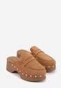 Jasnobrązowe Klapki Drewniaki o Fasonie Loafersów z Ozdobnymi Nitami Sargita