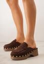 Brązowe Klapki Drewniaki o Fasonie Loafersów z Ozdobnymi Nitami Sargita